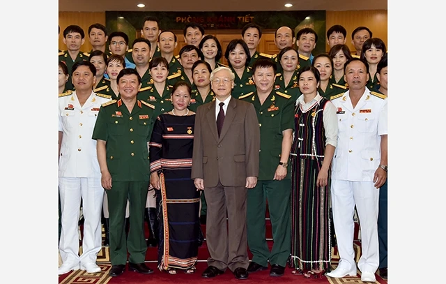 Tổng Bí thư Nguyễn Phú Trọng với các đại biểu. Ảnh: ÐĂNG KHOA