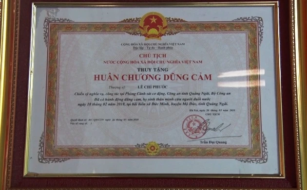 Gia đình Thượng sĩ Lê Chí Phước nhận Huy chương Dũng cảm do Chủ tịch nước trao tặng.