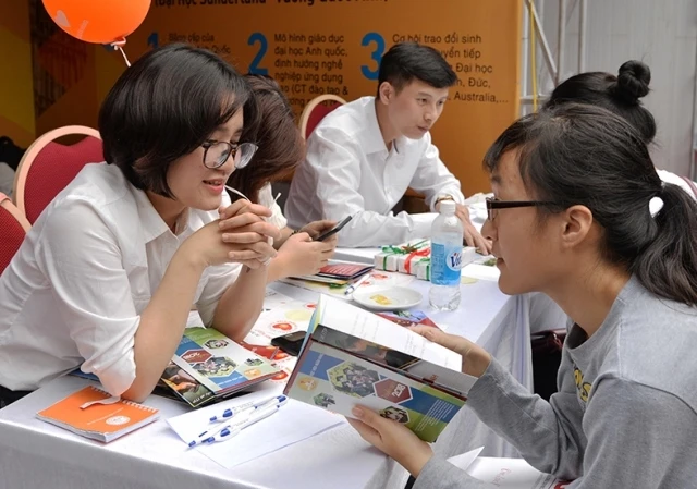 Hoạt động tư vấn tuyển sinh, tiếp cận sinh viên của một trường đại học (Ảnh minh họa: THỦY NGUYÊN)