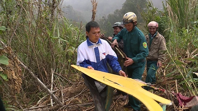 Anh A Chải (người ngoài cùng bên trái) và các thành viên Đội cứu hộ trong một lần cứu hộ trên đèo Lò Xo.