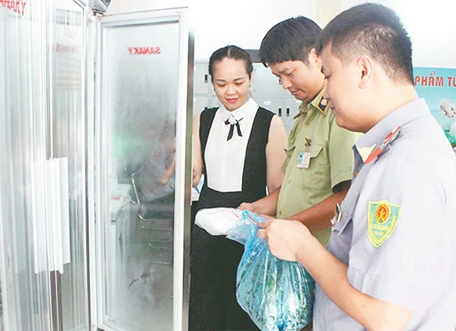 Lực lượng chức năng kiểm tra tủ bảo quản sản phẩm của Công ty TNHH sản xuất và thương mại Khánh Thịnh, quận Hoàng Mai. Ảnh: THIÊN TÚ