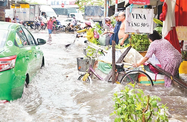 Khu vực Bến xe Miền Tây (quận Bình Tân) thường xuyên bị ngập nặng sau cơn mưa.
