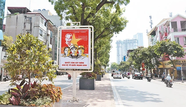 Chậu cây cảnh được đặt tại dải phân cách góp phần làm đẹp tuyến phố Kim Mã, quận Ba Đình, TP Hà Nội. Ảnh: MỸ HÀ