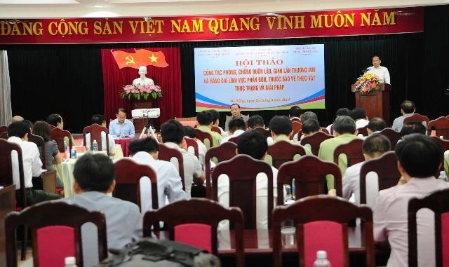 Hội thảo công tác phòng, chống buôn lậu, gian lận thương mại và hàng giả lĩnh vực phân bón, thuốc bảo vệ thực vật, sáng 25-5.