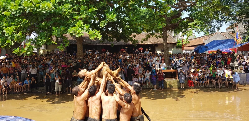 Lễ hội vật cầu nước được tổ chức bốn năm một lần tại dân làng Vân, huyện Việt Yên, tỉnh Bắc Giang.