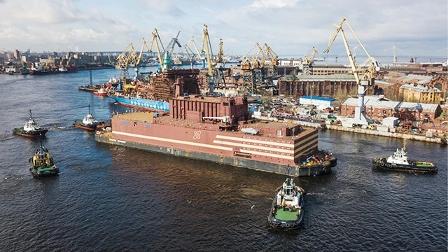 Nhà máy điện hạt nhân trên biển của Nga được lai dắt đến cảng Murmansk. Ảnh: ENGADGET
