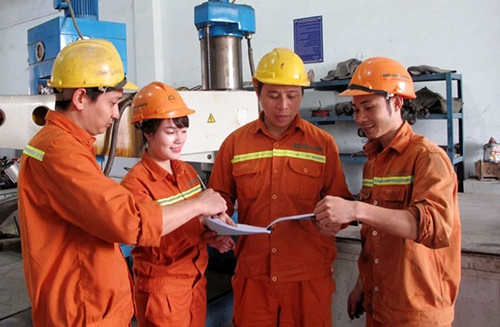 Cán bộ, đảng viên Công ty cổ phần Nhiệt điện An Khánh (Thái Nguyên) trao đổi kinh nghiệm sản xuất, nỗ lực học tập và làm theo tư tưởng, đạo đức, phong cách Hồ Chí Minh. Ảnh: HẰNG NGA