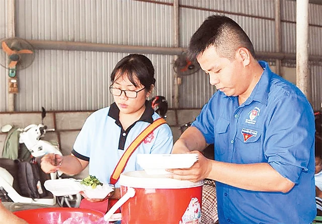 Phạm Hữu Lộc chuẩn bị những phần cơm miễn phí cho người khó khăn.