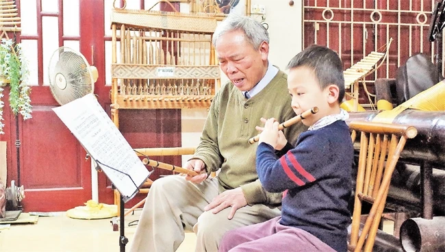 Nghệ sĩ Lê Thái Sơn mở lớp dạy sáo trúc cho trẻ em.