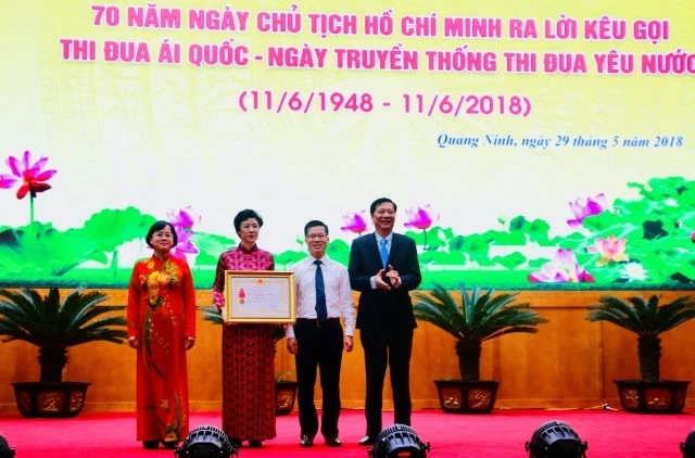 Trao Huy chương của Chủ tịch nước cho tập thể Ban Thi đua khen thưởng tỉnh Quảng Ninh đã có thành tích xuất sắc trong phong trào thi đua yêu nước.