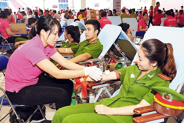 Thanh niên công an hiến máu vì cộng đồng.Ảnh | Khánh An