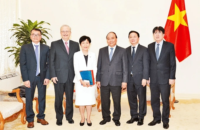 Thủ tướng Nguyễn Xuân Phúc và bà N.I-si cùng các đại biểu. Ảnh: TRẦN HẢI