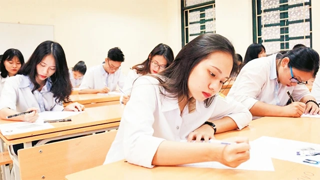 Học sinh dự Kỳ thi THPT quốc gia 2017 tại Hội đồng thi Trường THPT Phan Huy Chú, quận Đống Đa.