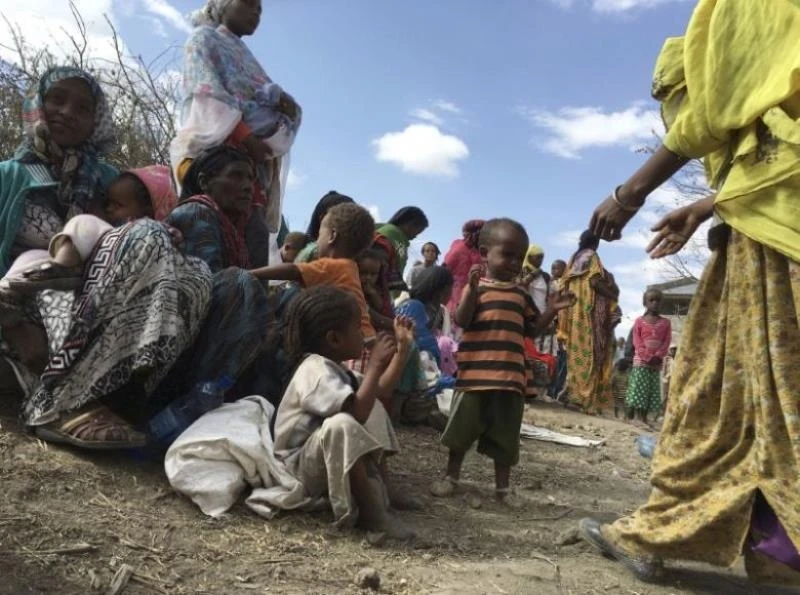Nhiều em bé bị suy dinh dưỡng đang chờ đợi bên ngoài trung tâm y tế tại Ethiopia. (Ảnh: Reuters)