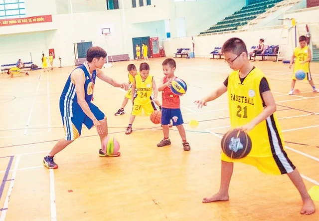 Lớp học bóng rổ dịp hè tại Trung tâm Thể thao tuổi trẻ.