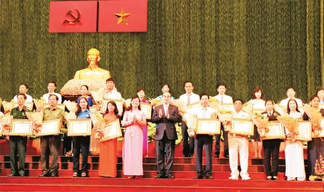 Lãnh đạo TP Hồ Chí Minh tuyên dương các tập thể, cá nhân tiêu biểu trong việc học và làm theo Bác.