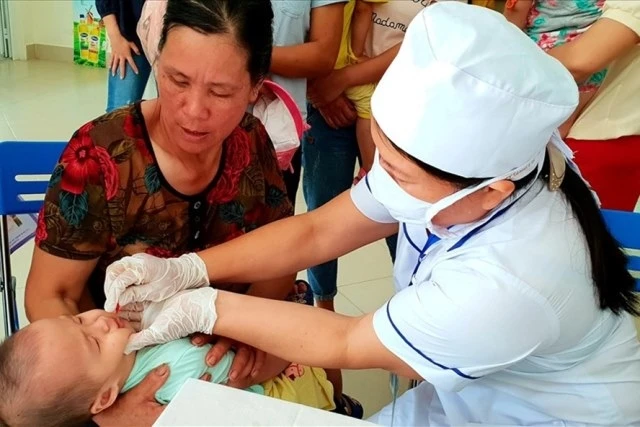 Cán bộ y tế tại xã Phù Ngọ, Cao Bằng cho trẻ uống vitamin A. (Ảnh: T.Linh)