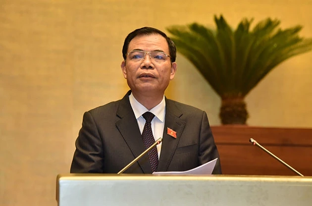 Bộ trưởng Nguyễn Xuân Cường trình bày dự thảo Luật Chăn nuôi.