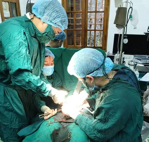 Ca mổ cấp cứu bệnh nhân Đinh Thị Lụa.