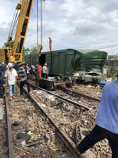 Nỗ lực cứu hộ, cứu nạn đoạn đường sắt qua ga Núi Thành (nơi xảy ra tai nạn), Quảng Nam.