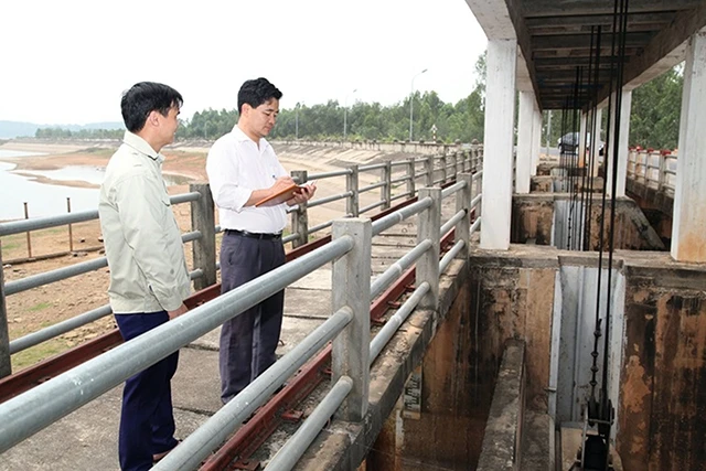 Cán bộ Công ty TNHH Một thành viên Thủy lợi Phúc Yên (tỉnh Vĩnh Phúc) kiểm tra tràn xả lũ hồ Đại Lải, trước mùa mưa bão. Ảnh: THẾ HÙNG