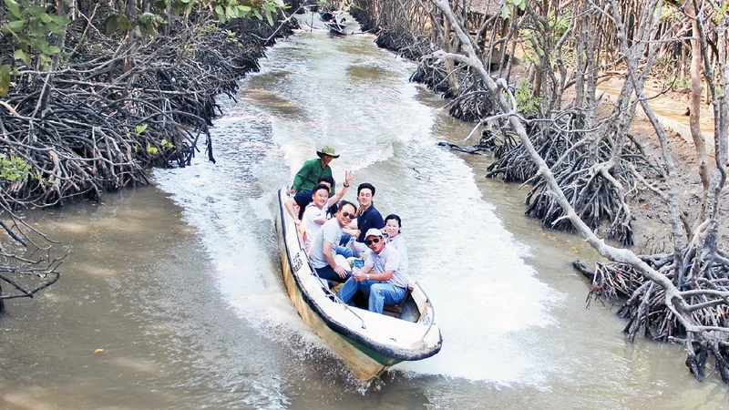 Du khách trải nghiệm du lịch sinh thái tại huyện Cần Giờ.
