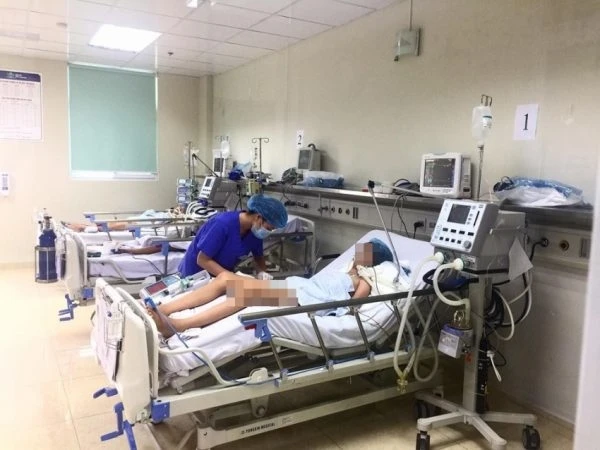 Bệnh nhi viêm não Nhật Bản nặng, phải thở máy đang nằm điều trị tại khoa Truyền nhiễm, Bệnh viện Nhi Trung ương.