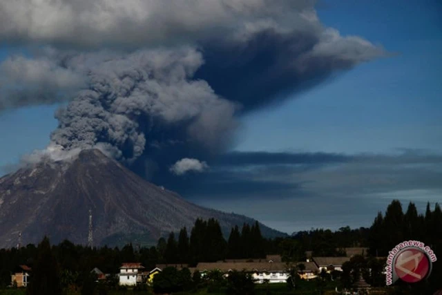 Núi lửa Sinabung hoạt động mạnh hôm 15-4. (Ảnh: Antara)
