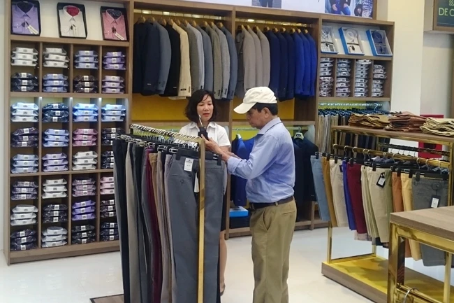 Khách hàng chọn mua sản phẩm tại Trung tâm Thời trang Vinatex trên phố Bà Triệu (Hà Nội).