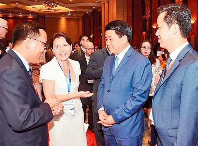 Chủ tịch UBND thành phố Hà Nội Nguyễn Đức Chung với các đại biểu dự Hội nghị "Gặp gỡ châu Âu" năm 2018. Ảnh: PHÚ KHÁNH