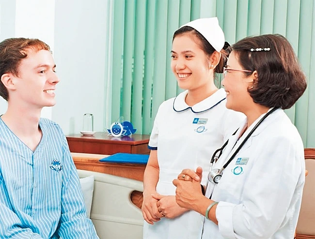 Bác sĩ Bệnh viện Tai mũi họng Sài Gòn thăm khám cho bệnh nhân người nước ngoài.