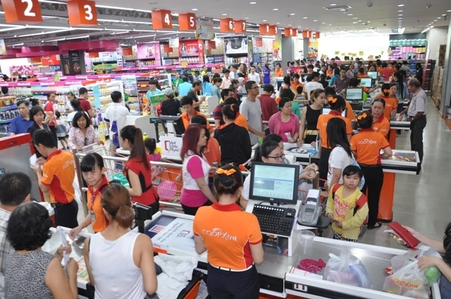 Mua sắm hàng hóa ở đại siêu thị Co.op Xtra.