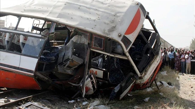 Hình ảnh chiếc xe buýt sau khi gặp nạn. Ảnh: Anadolu Agency.