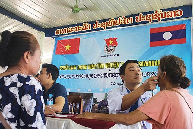 Các Thầy thuốc trẻ Việt Nam khám bệnh cho người dân địa phương tại tỉnh Savannakhet (Lào).
