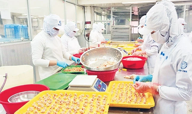 Công nhân Công ty cổ phần thực phẩm CJ Cầu Tre (quận Tân Phú) chế biến thực phẩm.