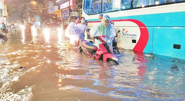 Ðường Phan Huy Ích, quận Gò Vấp ngập nặng sau cơn mưa lớn. Ảnh: Trâm Anh