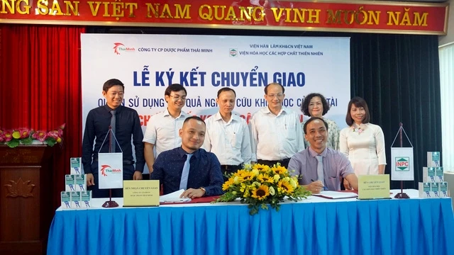 Viện Hóa học các hợp chất thiên nhiên (Viện Hàn lâm Khoa học và Công nghệ Việt Nam) chuyển giao quyền sử dụng kết quả nghiên cứu khoa học cho doanh nghiệp. Ảnh: THÚY HƯỜNG