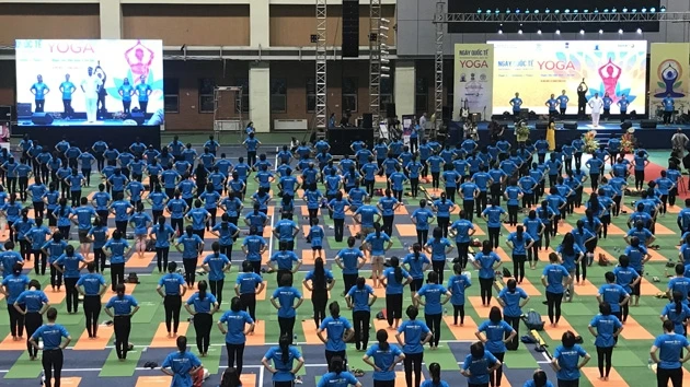 Gần 1.500 người tham gia đồng diễn Yoga tại Hà Nội