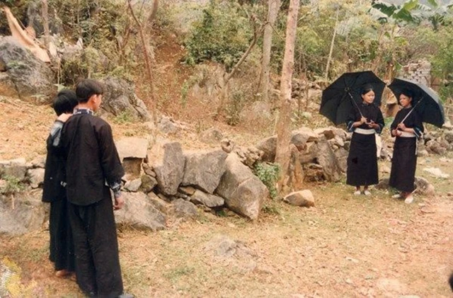 Nam, nữ thanh niên Cao Bằng hát lượn giao duyên.
