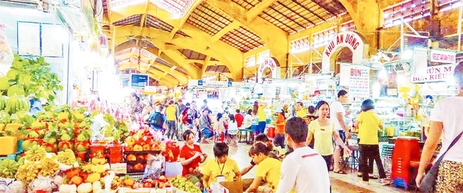 Chợ Bến Thành được phủ sóng wifi miễn phí để tiểu thương và khách hàng dễ dàng kết nối qua mạng.