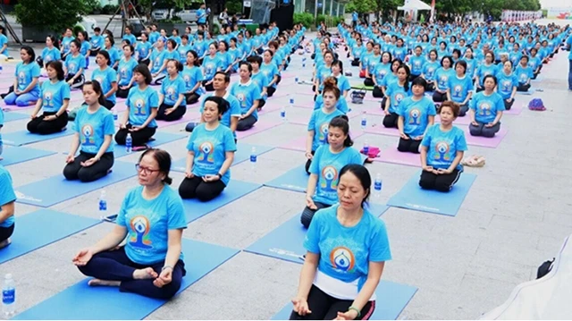 1.500 người đồng diễn Yoga tại Hà Nội