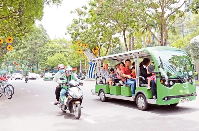 TP Hồ Chí Minh sử dụng xe buýt điện phục vụ khách du lịch.