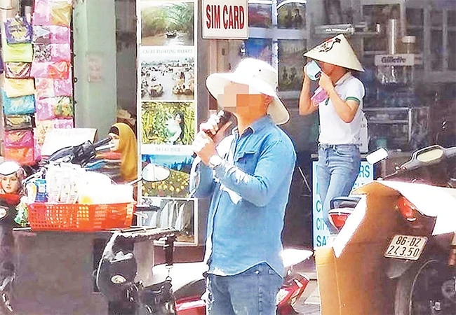 Một người hát ka-ra-ô-kê dạo gây thêm tiếng ồn trên đường phố.