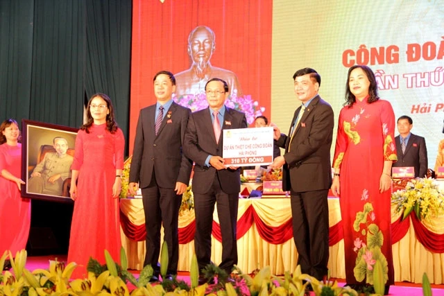 Đồng chí Bùi Văn Cường, Chủ tịch Tổng LĐLD Việt Nam trao 310 tỷ đồng kinh phí dự án đầu tư xây dựng thiết chế công đoàn tại các khu công nghiệp Hải Phòng.