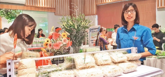 Đoàn viên, thanh niên phường Thượng Cát giới thiệu sản phẩm sạch tại Hội nghị kết nối cung - cầu nông sản thực phẩm năm 2018.