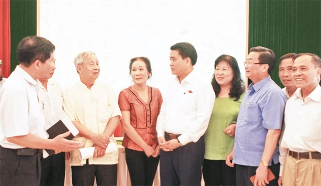 Đại biểu Hội đồng nhân dân TP Hà Nội trao đổi với cử tri quận Hoàn Kiếm.