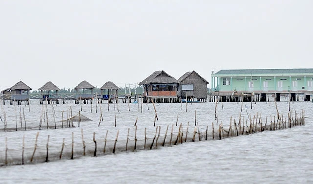 Hộ dân bao chiếm nuôi thủy sản và xây dựng trái phép trên đầm Thị Tường.