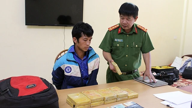 Ðại tá Phạm Duy Cảnh trực tiếp điều tra đối tượng mua bán trái phép 10 bánh hê-rô-in ngày 31-5-2018.