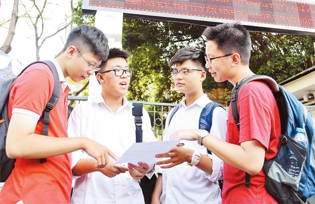 Các thí sinh trao đổi bài sau khi kết thúc kỳ thi tuyển sinh vào lớp 10 THPT tại Hà Nội. 
