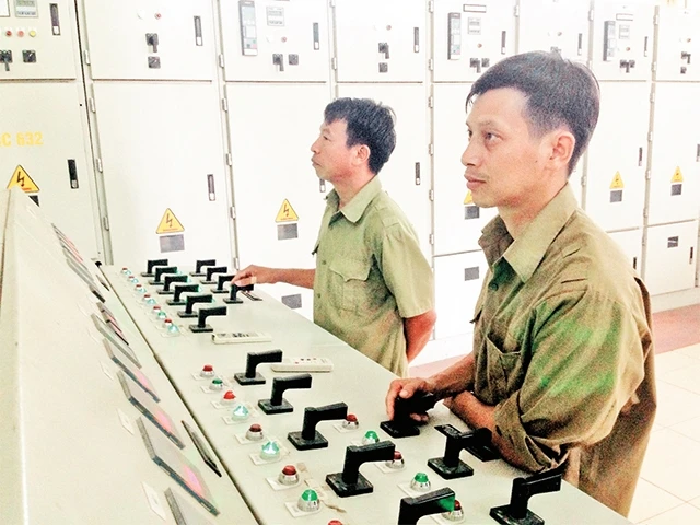 Cán bộ trạm bơm Trịnh Xá vận hành máy bơm qua hệ thống điều khiển.
